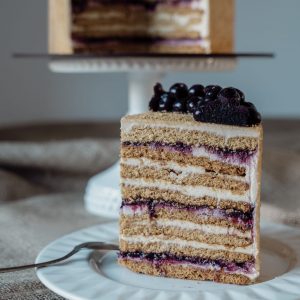 Medaus tortas su karamelizuota grietine ir uogomis receptas