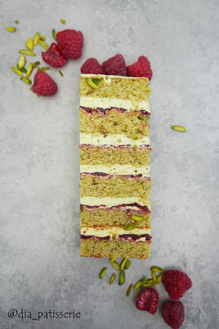 Pistacijų tortas su aviečių marmeladu ir šveicarišku morenginiu kremu