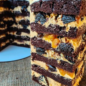 Tortas 'Tatjana' su slyvomis, abrikosais, graikiniais riešutais ir konjaku