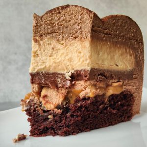 Šokoladinis karamelinis tortas su lazdyno riešutais