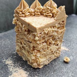Lazdyno riešutų morenginis tortas su brendžiu