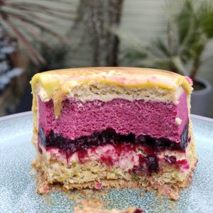 Pistacijų ir juodųjų serbentų  tortas