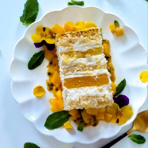Kokosinis tortas su mangais, ananasais ir pasiflora