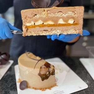 Lazdyno riešutų ir abrikosų morenginis tortas