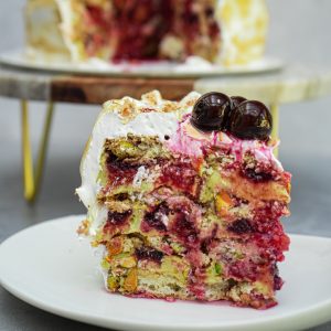 Pistacijų ir Amarena vyšnių morenginis tortas