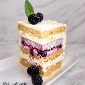 Lazdyno riešutų ir juodųju serbentų tortas su karamele